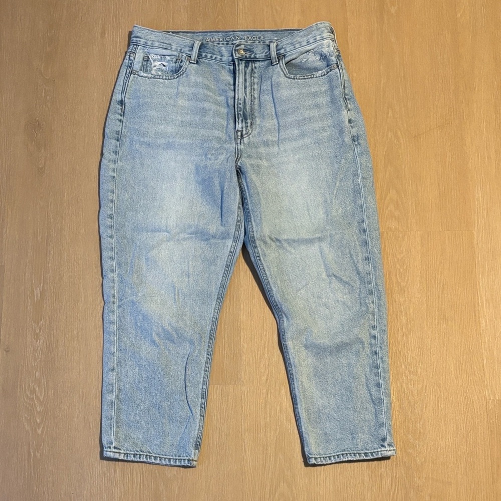 American Eagle Outfitters Light Wash Mom Jean size 12 X-Short